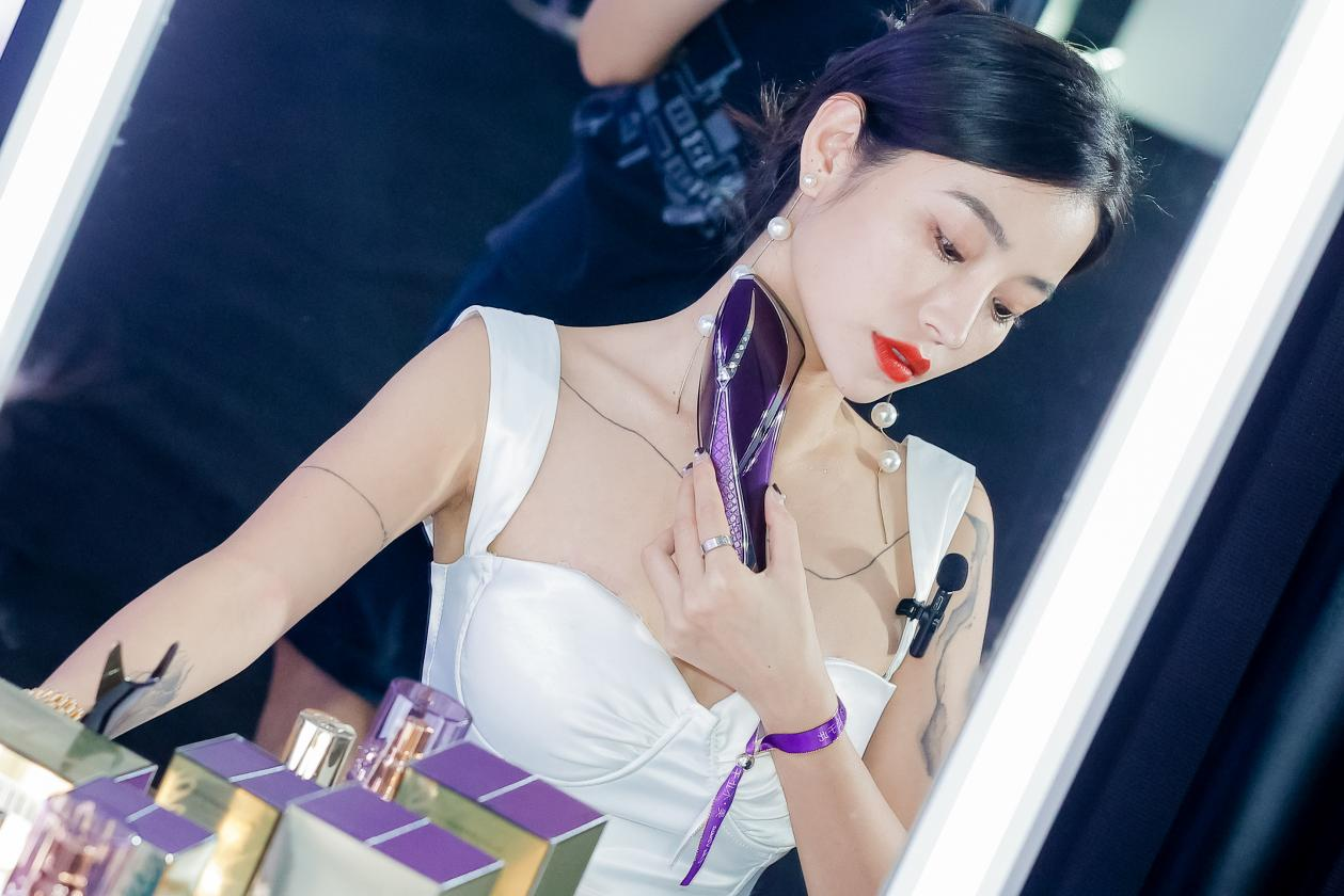 许凯亮相The Vzusa美杜莎品牌鉴赏会，一同探索科技护肤”